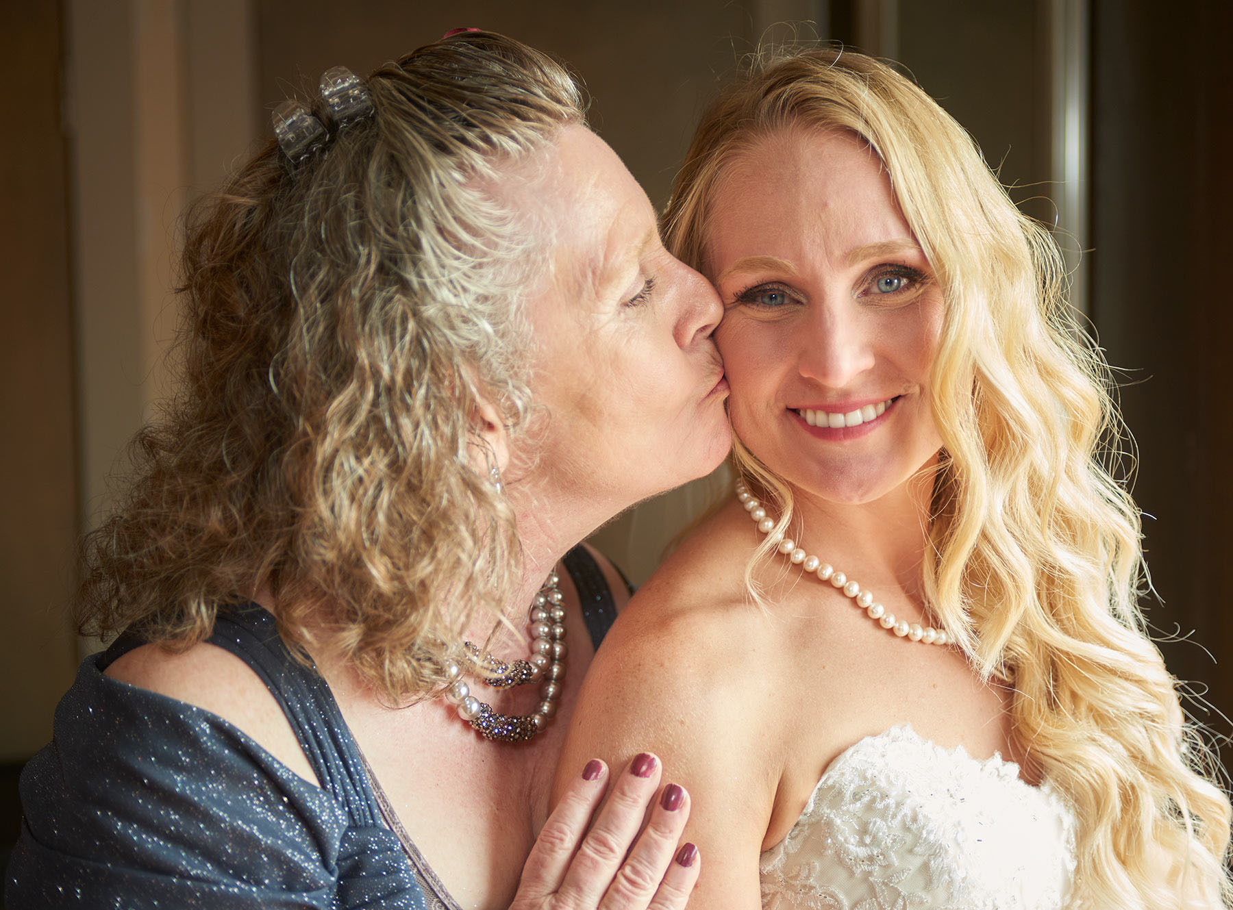 mom-kissing-the-Bride
